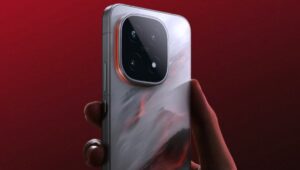 iQOO 15 rear camera design with 7000mAh battery and fast charging support